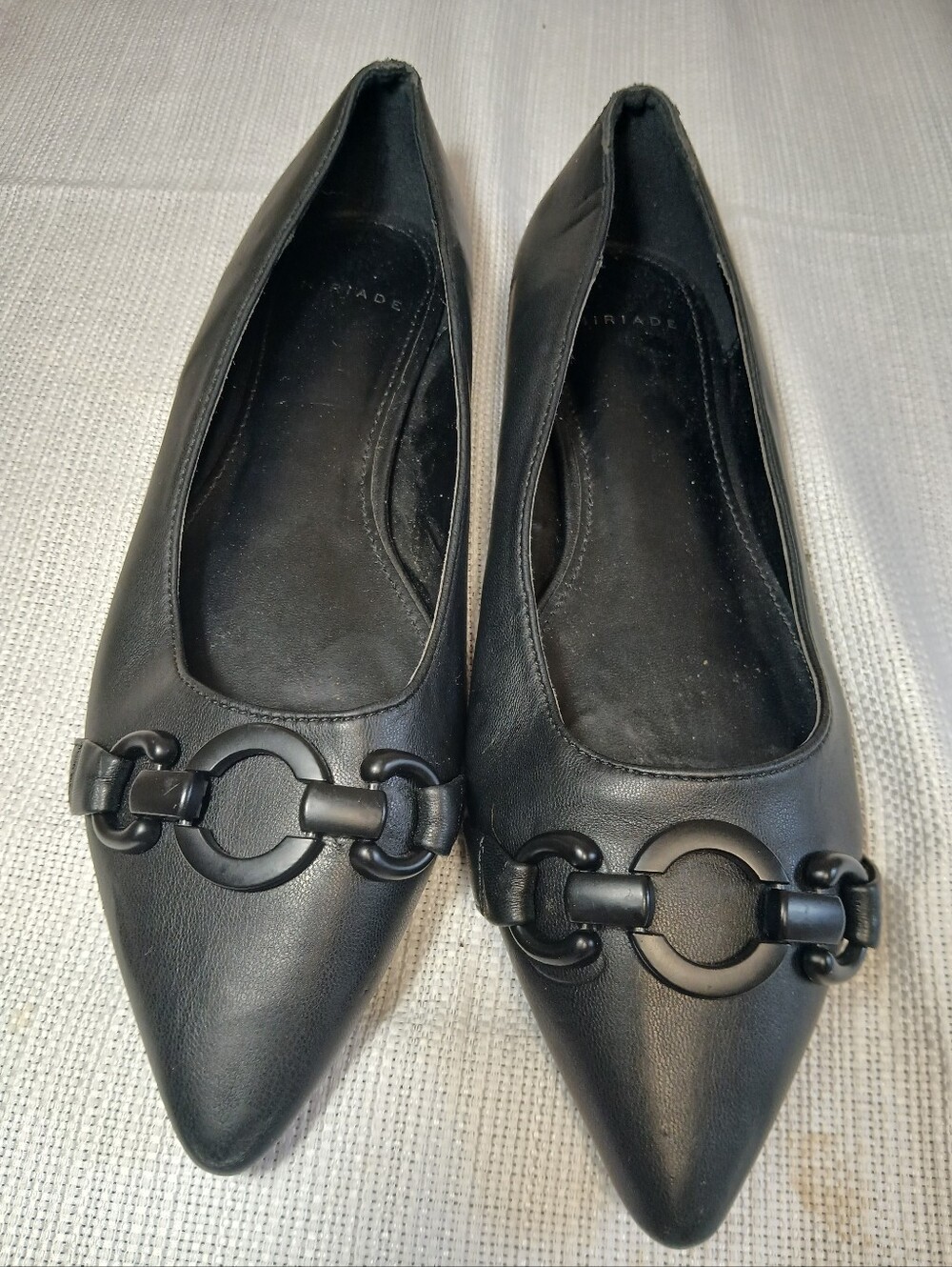Miriade ShoesWomen's Black Pointed-Toe Flats with Chain Accent